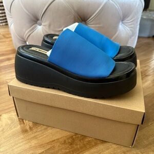 Steve Madden x UO ‘Scrunchy’ Platform Sandal in Blue - Size 10
